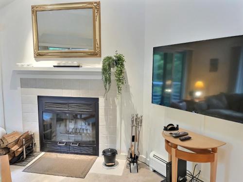 Snowflake- AC, Pool, Hot Tub, Fireplace in Killington, USA