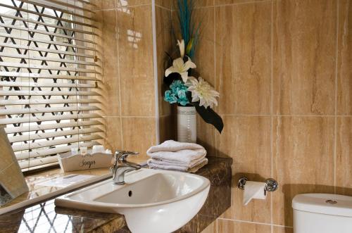 Norfolk Arms Hotel - image 3