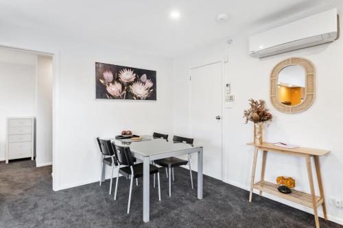 Four on Flinders - one bedroom apartment, Sandy Bay (photo 2)
