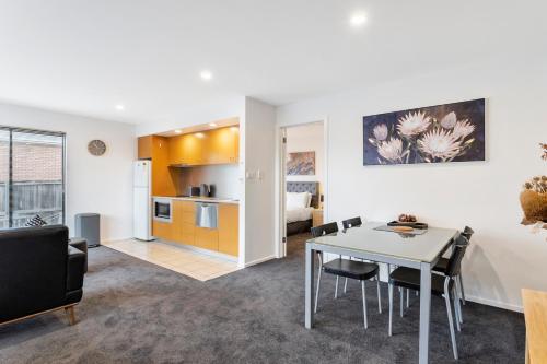 Four on Flinders - one bedroom apartment, Sandy Bay (photo 3)