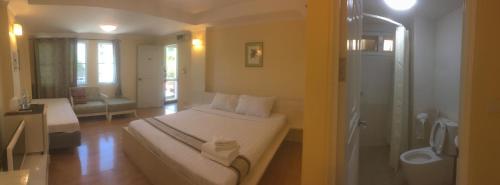 room detail thumbnail 2