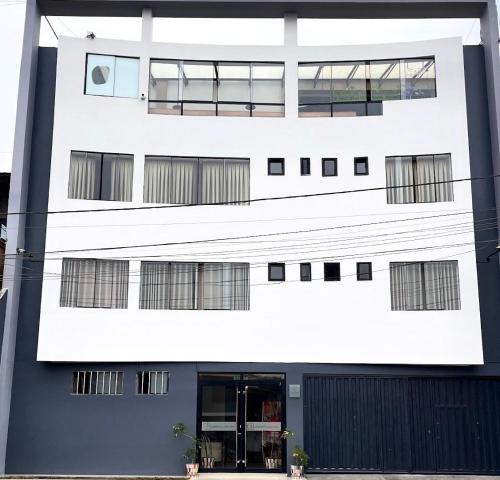 COSMOPOLITAN INN · Ventanilla