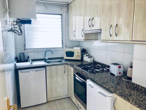 Apartamento con terraza privada y Wifi en el corazón de Barcelona - ES-341-5 - image 4