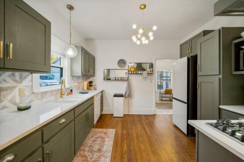 Walk To Cherry Street,pets, Hot Tub By Hvnlyhomes in Swan Lake
