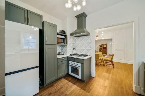 Walk To Cherry Street,pets, Hot Tub By Hvnlyhomes in Swan Lake