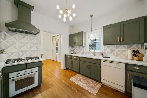 Walk To Cherry Street,pets, Hot Tub By Hvnlyhomes in Swan Lake