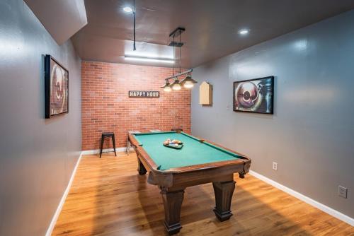 Game Room, Pool & Fire Pit At The Medical Center thumb 4