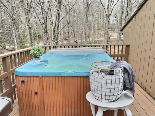 HappyCub AC Hot tub game room fire pit in Killington, USA