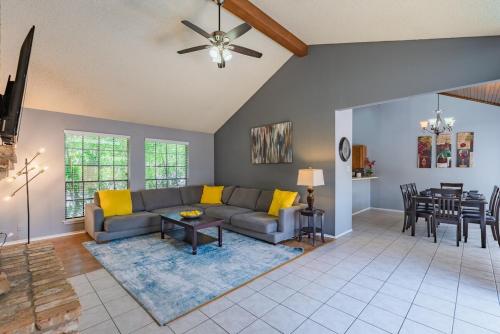 Fun 'n Sun Heated Pool & Gameroom By Fiesta Texas detail