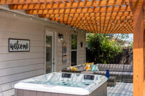 Luxury Oasis Hot-tub, Games & Bbq By Fiesta Tx in San Antonio, USA