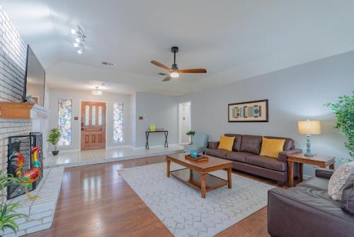 Beautiful Home With Sunroom, Gameroom, Yard & Bbq in San Antonio, USA