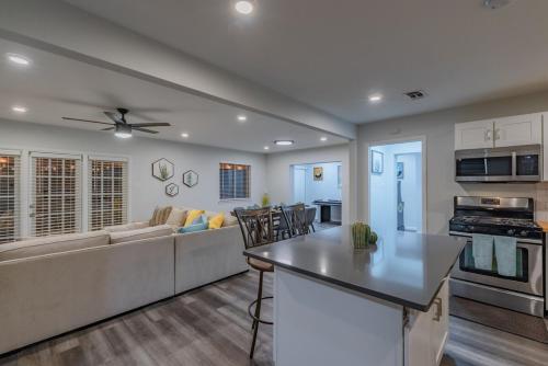 Luxurious Home With Hot Tub & Tree Deck By 6flags in San Antonio, USA