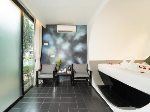 Double Room with Garden View image 10