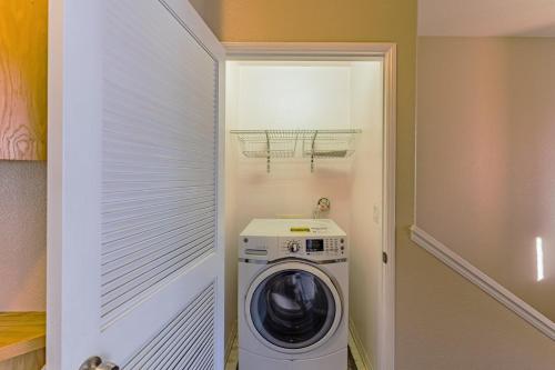 Entire Private 3-Bedroom Townhouse with Garage Parking near San Diego Gaslamp in National City, USA