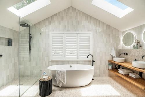 Three-Bedroom House room in Frangipani Cottage - Belle Escapes Byron Bay