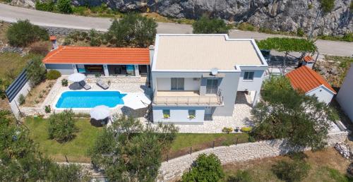 Villa Pasika with private 31m2 pool summer kitchen with BBQ 4 bedrooms - image 9