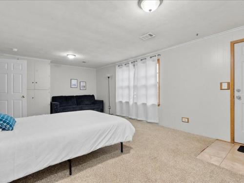 Charming Family Friendly 3br Duplex Close To Drake in Drake Park