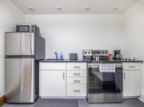 Beautiful 1 Bed Studio Apt Close To Hospitals! in Des Moines, USA