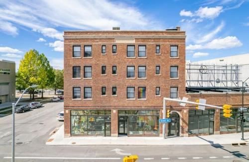 Beautiful 1 Bed Studio Apt Close To Hospitals! in Des Moines, USA