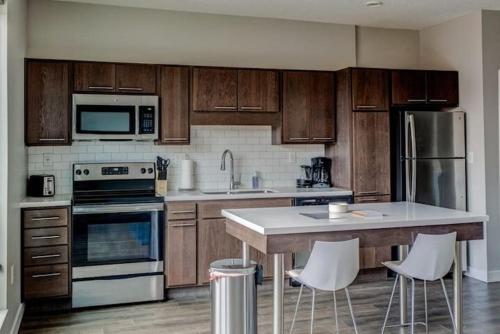 Luxury 1 Br Apt In Dwntwn Dsm Hot Tub! in Des Moines, USA