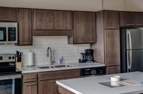 Luxury 1 Br Apt In Dwntwn Dsm Hot Tub! in Des Moines, USA