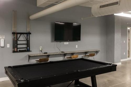 Stunning Downtown Studio With Rooftop Patio Stunning Downtown Studio With Rooftop Patio