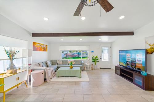 Entire Private 3-Bedroom House w Gated Yard, Garage, Crib in San Diego, USA