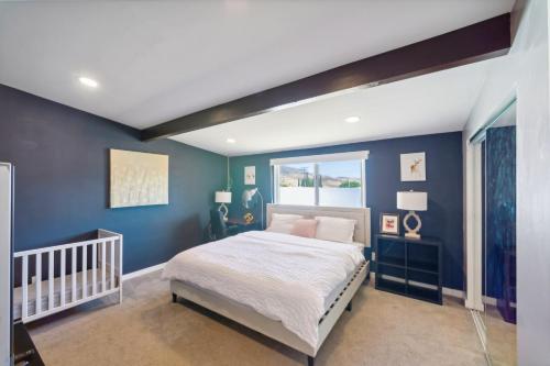 Entire Private 3-Bedroom House w Gated Yard, Garage, Crib in San Diego, USA