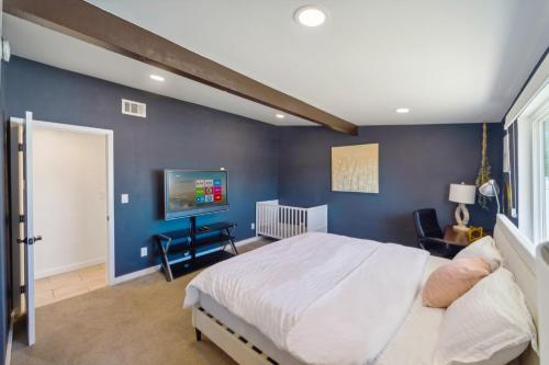Entire Private 3-Bedroom House w Gated Yard, Garage, Crib in San Diego, USA