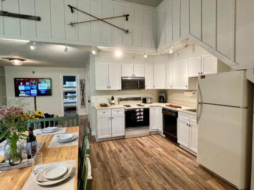 TreeTops AC Ski Bike Golf Pool Tennis Fireplace in Killington, USA