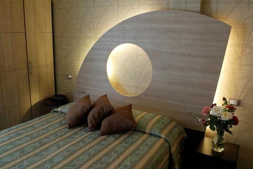1 queen bed, 1 twin bed