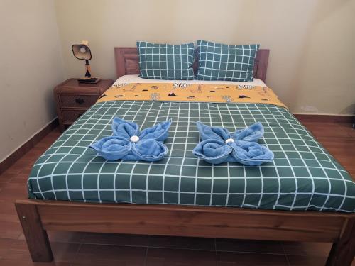 2 king beds, 2 queen beds, 7 double beds, 4 twin beds