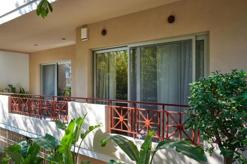 Rastoni Acropolis Uniquely Located Stylish Apartments - image 3