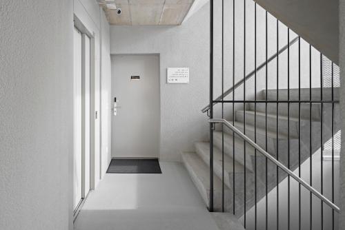 Pintu masuk, STAYY Flagship Limmattal Premium Apartments - 24h Self Check-in free Parking free EV Wallbox in Dietikon