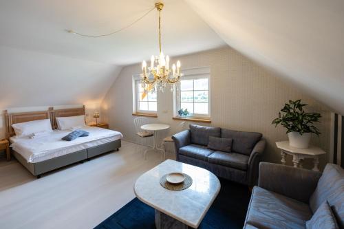 2 queen beds, 4 twin beds