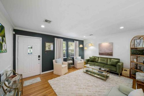 Near Gathering Pl & Brookside Pets Welcome! in Tulsa, USA