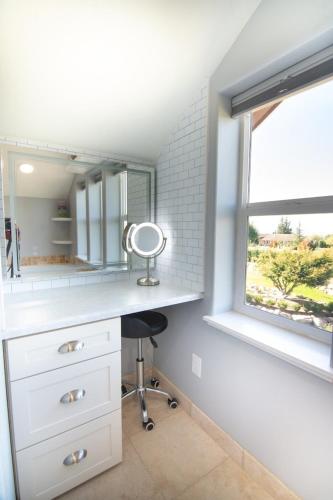 Private Family Home With Gorgeous Yard