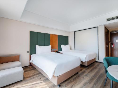 585299894 Holiday Inn Qingdao City Center by IHG - May 4th Square