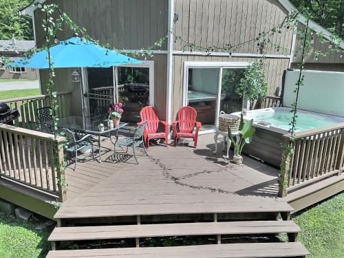 BearVaria Hot Tub Deck FirePit Frisbee Golf in Killington, USA
