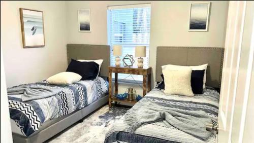 Chic Downtown Home - Location Location Location!!