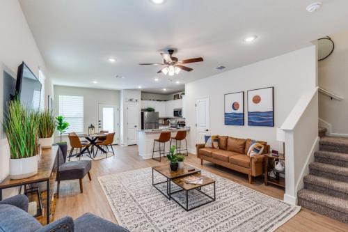 Stylish 3-bedroom Home Walk Everywhere in Helotes, USA