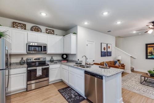 Stylish 3-bedroom Home Walk Everywhere in Helotes, USA