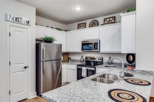 Stylish 3-bedroom Home Walk Everywhere in Helotes, USA