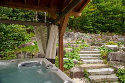Hritage Nature Chalet With Hot Tub, In Ste-adele in Sainte-Adèle