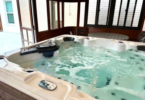 Spacious & Modern Retreat X Hot Tubbathtub N in Bethany, Vereinigte Staaten von Amerika