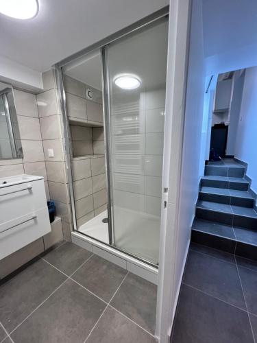 Душ, Studio Cozy proche aéroport CDG (Studio Cozy proche aeroport CDG) in Клей-Суалі