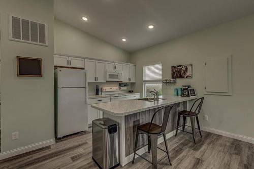 100 Acre Relaxing Retreat Near Ark - The Cottage in Williamstown, USA