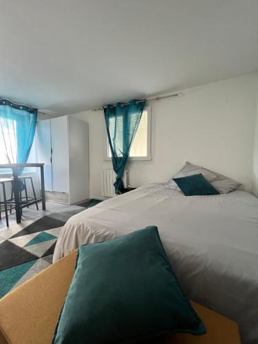 Ліжко, Studio Cozy proche aéroport CDG (Studio Cozy proche aeroport CDG) in Клей-Суалі
