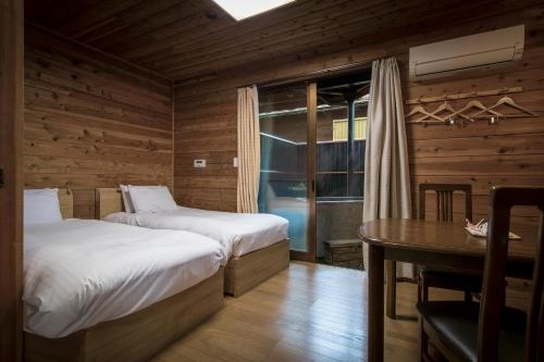 2 twin beds