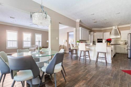 ROYCE mini-mansion with heated pool & spa Houston in Klein